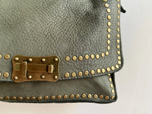 Cargar imagen en el visor de la galería, STUD WASHED LEATHER BAG LIGHT GREEN
