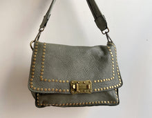 Cargar imagen en el visor de la galería, STUD WASHED LEATHER BAG LIGHT GREEN
