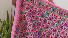 Cargar y reproducir el video en el visor de la galería, EMBROIDERY SILK SCARF 33
