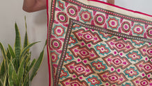 Cargar y reproducir el video en el visor de la galería, EMBROIDERY SILK SCARF 35
