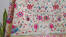 Cargar y reproducir el video en el visor de la galería, EMBROIDERY SILK SCARF 2
