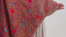 Cargar y reproducir el video en el visor de la galería, EMBROIDERY SILK SCARF 27
