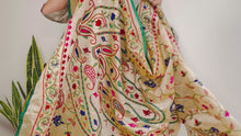 Cargar y reproducir el video en el visor de la galería, EMBROIDERY SILK SCARF 4

