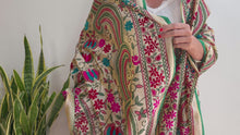 Cargar y reproducir el video en el visor de la galería, EMBROIDERY SILK SCARF 29
