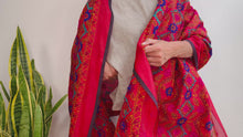 Cargar y reproducir el video en el visor de la galería, EMBROIDERY SILK SCARF 25
