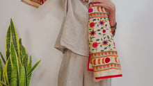 Cargar y reproducir el video en el visor de la galería, EMBROIDERY SILK SCARF 9
