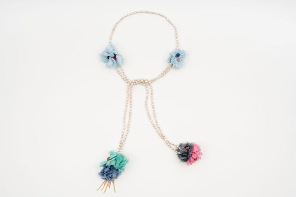 LANGE HALSKETTE MIT POMPON