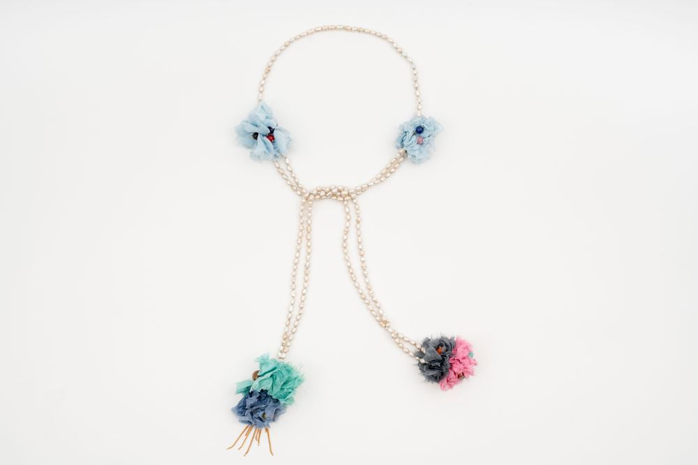 LANGE HALSKETTE MIT POMPON