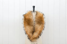 Cargar imagen en el visor de la galería, EXTRA LONG NATURAL FOX COLLAR WITH CLIPS
