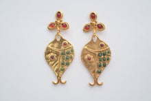 Load image into Gallery viewer, FISH EARRING BURGUNDY - GREEN
